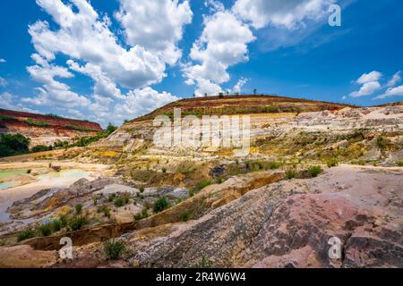 Verlassenes Erzbergwerk mit türkisblauem Wasser in Bao Loc, Provinz Lam Dong, Vietnam Stockfoto