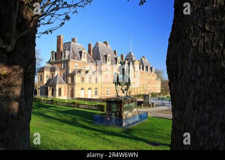 Reiterstatue von Ferdinand-Philippe, Herzog von Orleans in den Gärten des Chateau d'EU in der EU (seine-Maritime), Normandie, Frankreich Stockfoto