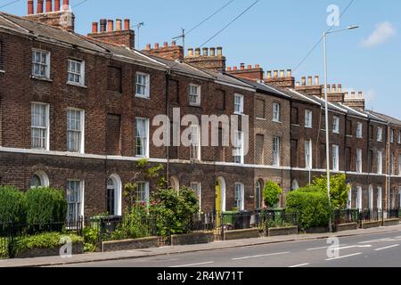 Dreistöckige Terrassenhäuser auf der London Road, King's Lynn. Stockfoto