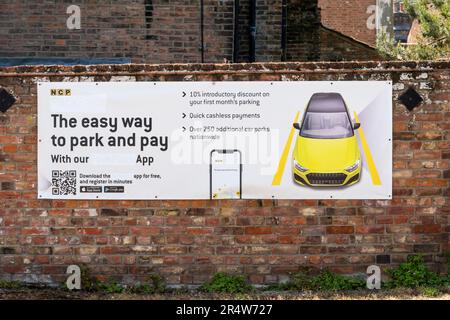 Ein Poster, auf dem die NCP-Parkplatz-App beworben wird. Stockfoto