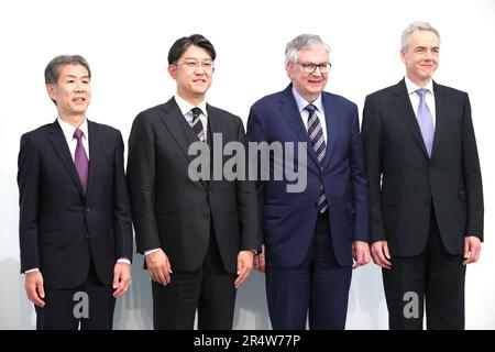 Dienstag. 30. Mai 2023. Tokio, Japan. 30. Mai 2023. (L-R) Satoshi Ogiso, CEO von Hino Motors in Japan, Koji Sato, CEO von Toyota Motor, Martin Daum, CEO von Daimler Truck in Deutschland, und die MFTBC-Tochtergesellschaft von Daimler (Mitsubishi Fuso) CEO Karl Depper postiert für Fotos, als Hino und MFTBC ihre Geschäftsbereiche zusammenführen werden. Toyota und Daimler Truck werden auf einer Pressekonferenz am Dienstag, den 30. Mai 2023 in Tokio eine Holdinggesellschaft gründen. (Foto: Yoshio Tsunoda/AFLO) Stockfoto