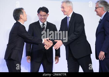 Dienstag. 30. Mai 2023. Tokio, Japan. 30. Mai 2023. Satoshi Ogiso (L), CEO von Hino Motors in Japan, schüttelt die Hand von Daimlers Tochtergesellschaft MFTBC (Mitsubishi Fuso), CEO Karl Depper (2. R), während Koji Sato, CEO von Toyota Motor (2. L), Martin Daum, CEO von Daimler Truck in Deutschland, gibt bekannt, dass Hino und MFTBC ihre Geschäftsbereiche fusionieren werden. Toyota und Daimler Truck werden auf einer Pressekonferenz am Dienstag, den 30. Mai 2023 in Tokio eine Holdinggesellschaft gründen. (Foto: Yoshio Tsunoda/AFLO) Stockfoto