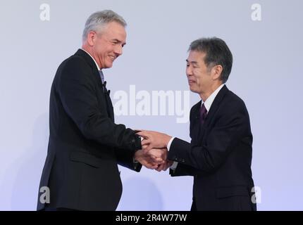 Dienstag. 30. Mai 2023. Tokio, Japan. 30. Mai 2023. Der japanische CEO von Hino Motors, Satoshi Ogiso (R), schüttelt die Hand mit Daimlers Tochtergesellschaft MFTBC (Mitsubishi Fuso), CEO Karl Depper (L), bei der Ankündigung, dass Toyotas Tochtergesellschaft Hino und MFTBC ihre Geschäfte zusammenlegen werden. Toyota und Daimler Truck werden auf einer Pressekonferenz am Dienstag in Tokio eine Holding-Gesellschaft gründen. 30. Mai 2023. (Foto: Yoshio Tsunoda/AFLO) Stockfoto