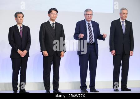 Dienstag. 30. Mai 2023. Tokio, Japan. 30. Mai 2023. (L-R) Satoshi Ogiso, CEO von Hino Motors in Japan, Koji Sato, CEO von Toyota Motor, Martin Daum, CEO von Daimler Truck in Deutschland, und die MFTBC-Tochtergesellschaft von Daimler (Mitsubishi Fuso) CEO Karl Depper postiert für Fotos, als Hino und MFTBC ihre Geschäftsbereiche zusammenführen werden. Toyota und Daimler Truck werden auf einer Pressekonferenz am Dienstag, den 30. Mai 2023 in Tokio eine Holdinggesellschaft gründen. (Foto: Yoshio Tsunoda/AFLO) Stockfoto