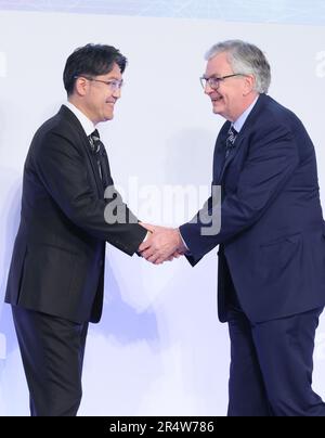 Dienstag. 30. Mai 2023. Tokio, Japan. 30. Mai 2023. Koji Sato (L), CEO von Toyota Motor, schüttelt mit Martin Daum (R), CEO von Daimler Truck in Deutschland, bei der Ankündigung, dass Toyotas Tochtergesellschaft Hino Motors und MFTBC (Mitsubishi Fuso) ihre Geschäfte fusionieren werden und Toyota und Daimler Truck am Dienstag auf einer Pressekonferenz in Tokio eine Holdinggesellschaft gründen werden. 30. Mai 2023. (Foto: Yoshio Tsunoda/AFLO) Stockfoto