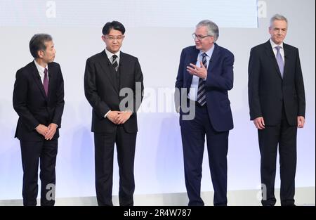 Dienstag. 30. Mai 2023. Tokio, Japan. 30. Mai 2023. (L-R) Satoshi Ogiso, CEO von Hino Motors in Japan, Koji Sato, CEO von Toyota Motor, Martin Daum, CEO von Daimler Truck in Deutschland, und die MFTBC-Tochtergesellschaft von Daimler (Mitsubishi Fuso) CEO Karl Depper postiert für Fotos, als Hino und MFTBC ihre Geschäftsbereiche zusammenführen werden. Toyota und Daimler Truck werden auf einer Pressekonferenz am Dienstag, den 30. Mai 2023 in Tokio eine Holdinggesellschaft gründen. (Foto: Yoshio Tsunoda/AFLO) Stockfoto