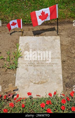 Grab des kanadischen Oberstleutnant John McCrae (1872-1918), Autor des berühmten Kriegsgedichts „in Flanders Fields“ in Wimereux (Pas-de-Calais), Frankreich Stockfoto