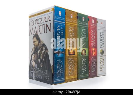 Die ersten fünf Bücher der Fantasy-Serie "Lied of Ice and Fire" von George R. Martin, isoliert auf Weiß. Lahti, Finnland. 30. Mai 2023. Stockfoto