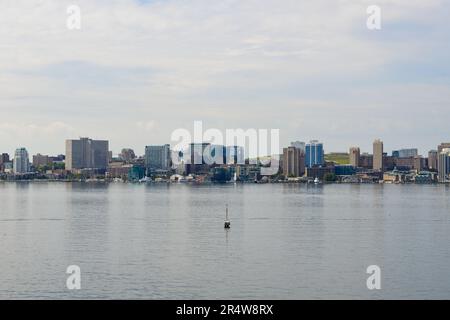 Halifax, Nova Scotia, Kanada-Mai 2023: Panoramablick auf den Hafen von Halifax mit bewölktem Himmel, hohen Finanz- und Geschäftsgebäuden, Wohnungen und Apartments Stockfoto