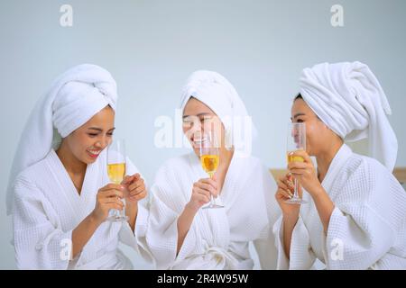 Hübsche Frauen verbringen Zeit im Resort und Spa Hotel. Reise- und Freizeitaktivitätskonzept. Stockfoto
