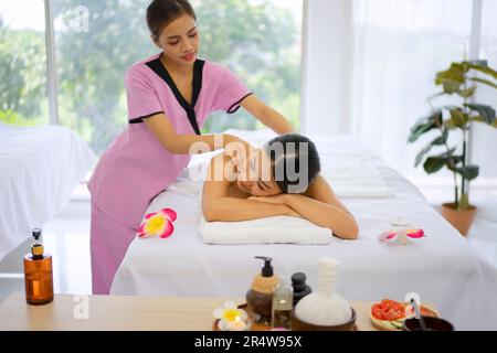 Hübsche Frauen verbringen Zeit im Resort und Spa Hotel. Reise- und Freizeitaktivitätskonzept. Stockfoto