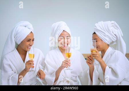 Hübsche Frauen verbringen Zeit im Resort und Spa Hotel. Reise- und Freizeitaktivitätskonzept. Stockfoto