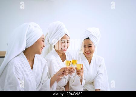 Hübsche Frauen verbringen Zeit im Resort und Spa Hotel. Reise- und Freizeitaktivitätskonzept. Stockfoto