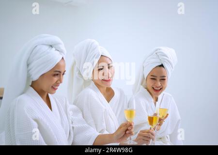 Hübsche Frauen verbringen Zeit im Resort und Spa Hotel. Reise- und Freizeitaktivitätskonzept. Stockfoto