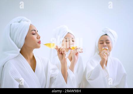 Hübsche Frauen verbringen Zeit im Resort und Spa Hotel. Reise- und Freizeitaktivitätskonzept. Stockfoto
