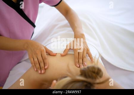 Hübsche Frauen verbringen Zeit im Resort und Spa Hotel. Reise- und Freizeitaktivitätskonzept. Stockfoto