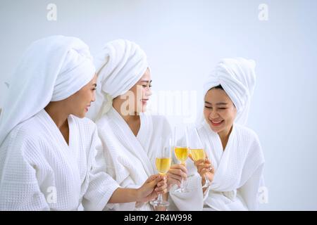 Hübsche Frauen verbringen Zeit im Resort und Spa Hotel. Reise- und Freizeitaktivitätskonzept. Stockfoto