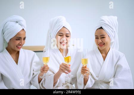 Hübsche Frauen verbringen Zeit im Resort und Spa Hotel. Reise- und Freizeitaktivitätskonzept. Stockfoto
