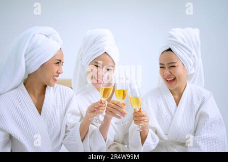 Hübsche Frauen verbringen Zeit im Resort und Spa Hotel. Reise- und Freizeitaktivitätskonzept. Stockfoto