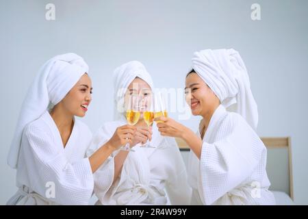 Hübsche Frauen verbringen Zeit im Resort und Spa Hotel. Reise- und Freizeitaktivitätskonzept. Stockfoto