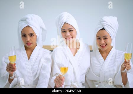 Hübsche Frauen verbringen Zeit im Resort und Spa Hotel. Reise- und Freizeitaktivitätskonzept. Stockfoto