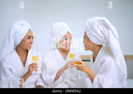 Hübsche Frauen verbringen Zeit im Resort und Spa Hotel. Reise- und Freizeitaktivitätskonzept. Stockfoto