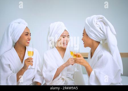 Hübsche Frauen verbringen Zeit im Resort und Spa Hotel. Reise- und Freizeitaktivitätskonzept. Stockfoto