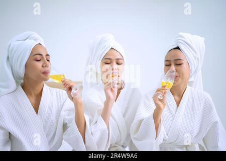 Hübsche Frauen verbringen Zeit im Resort und Spa Hotel. Reise- und Freizeitaktivitätskonzept. Stockfoto