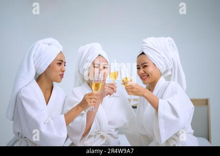 Hübsche Frauen verbringen Zeit im Resort und Spa Hotel. Reise- und Freizeitaktivitätskonzept. Stockfoto