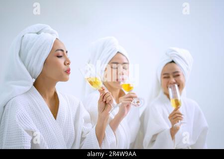 Hübsche Frauen verbringen Zeit im Resort und Spa Hotel. Reise- und Freizeitaktivitätskonzept. Stockfoto