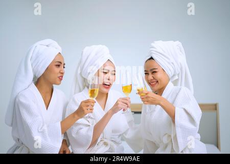 Hübsche Frauen verbringen Zeit im Resort und Spa Hotel. Reise- und Freizeitaktivitätskonzept. Stockfoto