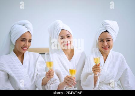 Hübsche Frauen verbringen Zeit im Resort und Spa Hotel. Reise- und Freizeitaktivitätskonzept. Stockfoto