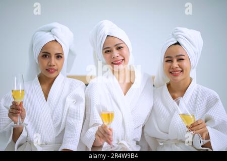 Hübsche Frauen verbringen Zeit im Resort und Spa Hotel. Reise- und Freizeitaktivitätskonzept. Stockfoto