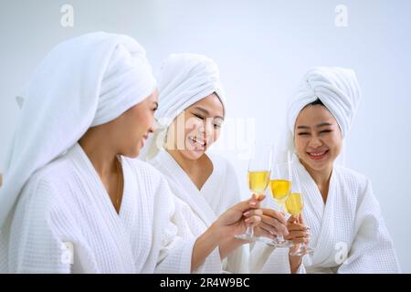 Hübsche Frauen verbringen Zeit im Resort und Spa Hotel. Reise- und Freizeitaktivitätskonzept. Stockfoto
