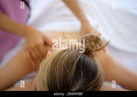 Hübsche Frauen verbringen Zeit im Resort und Spa Hotel. Reise- und Freizeitaktivitätskonzept. Stockfoto