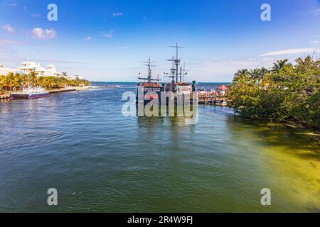 Cancun, Mexiko; 30. Mai 2023: Calinda Bridge auf der Kukulcan Avenue in der Hotelzone der Maya Riviera, wo Sie Boote und Captain Hook sehen können. Stockfoto