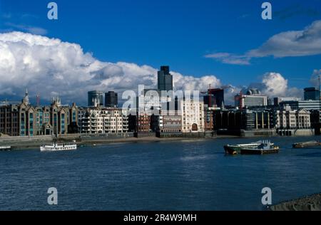 Blick aus den 1990er Jahren auf die City of London, einschließlich Tower 42 und die Themse vom South Bank London England aus Stockfoto