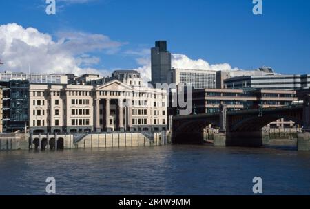 Blick aus den 1990er Jahren auf die City of London, einschließlich Tower 42 und die Themse vom South Bank London England aus Stockfoto