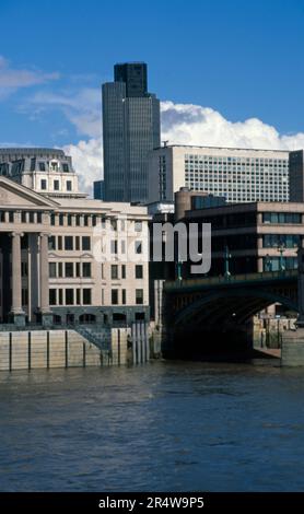 Blick aus den 1990er Jahren auf die City of London, einschließlich Tower 42 und die Themse vom South Bank London England aus Stockfoto