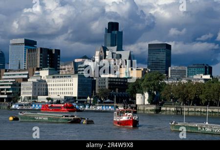 Blick aus den 1990er Jahren auf die City of London, einschließlich Tower 42 und die Themse vom South Bank London England aus Stockfoto