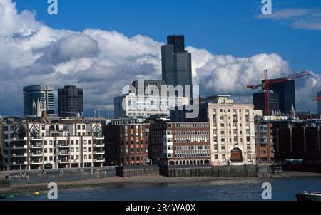 Blick aus den 1990er Jahren auf die City of London, einschließlich Tower 42 und die Themse vom South Bank London England aus Stockfoto