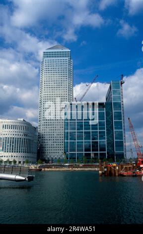 Blick auf den One Canada Square aus den 1990er Jahren und Bauarbeiten in den Canary Wharf Docklands London Stockfoto