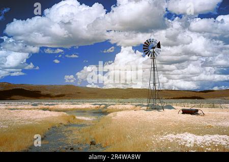 Windmühle im Lassen County California USA. Falsches Farbbild in der Nähe von Infrarot. Stockfoto