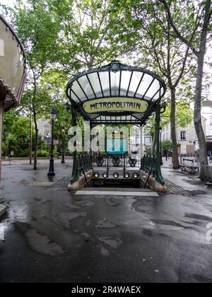 Atemberaubend schöne Abbesses (Paris Métro), öffentliche Verkehrsmittel Station, Frankreich. Einheimische, Touristen und Touristen Stockfoto