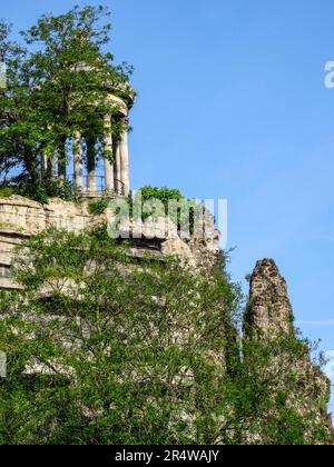 Der Tempel de la Sybille auf einer künstlichen Klippe im Parc des Buttes Chaumont an einem sonnigen frühen Sommertag in Paris, Frankreich Stockfoto