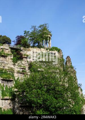 Der Tempel de la Sybille auf einer künstlichen Klippe im Parc des Buttes Chaumont an einem sonnigen frühen Sommertag in Paris, Frankreich Stockfoto