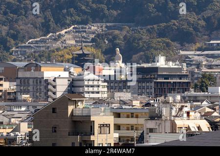 Kyoto, Japan. 7. März 2023. RyÅzen Kannon (éœŠå±±è¦³éŸ³), ein buddhistischer Tempel. Kyoto (ä°¬éƒ½) ist eine historische Großstadt Japans, reich an kulturellem Erbe und traditionellem Charme. Bekannt für seine berühmten Tempel, malerischen Gärten und historischen Wahrzeichen wie Kinkaku-ji und Fushimi Inari Taisha, bietet Kyoto einen Einblick in Japans Vergangenheit. Die lebhaften Festivals, die exquisite Küche und die ruhige Atmosphäre begeistern Besucher aus der ganzen Welt. Es ist ein geschäftiger Knotenpunkt für die japanische Tourismusbranche und beherbergt viele Unternehmen wie Nintendo. Japan hat eine rückläufige Bevölkerung und eine alternde Bevölkerung Stockfoto