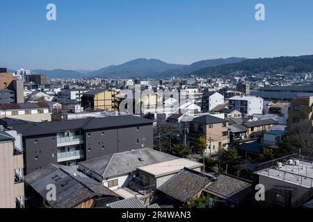 Kyoto, Japan. 7. März 2023. Die Skyline der Stadt mit Wohnwohnungen und gewerblichen Immobilien. Kyoto (ä°¬éƒ½) ist eine historische Großstadt Japans, reich an kulturellem Erbe und traditionellem Charme. Bekannt für seine berühmten Tempel, malerischen Gärten und historischen Wahrzeichen wie Kinkaku-ji und Fushimi Inari Taisha, bietet Kyoto einen Einblick in Japans Vergangenheit. Die lebhaften Festivals, die exquisite Küche und die ruhige Atmosphäre begeistern Besucher aus der ganzen Welt. Es ist ein geschäftiger Knotenpunkt für die japanische Tourismusbranche und beherbergt viele Unternehmen wie Nintendo. Japan hat einen rückläufigen Po Stockfoto