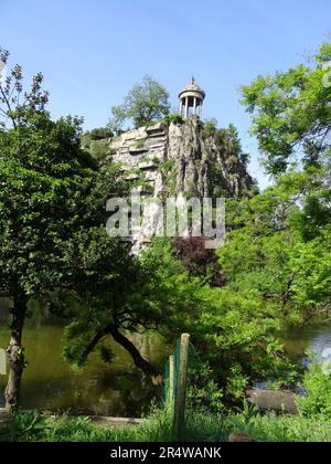 Der Tempel de la Sybille auf einer künstlichen Klippe im Parc des Buttes Chaumont an einem sonnigen frühen Sommertag in Paris, Frankreich Stockfoto