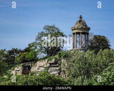 Der Tempel de la Sybille auf einer künstlichen Klippe im Parc des Buttes Chaumont an einem sonnigen frühen Sommertag in Paris, Frankreich Stockfoto